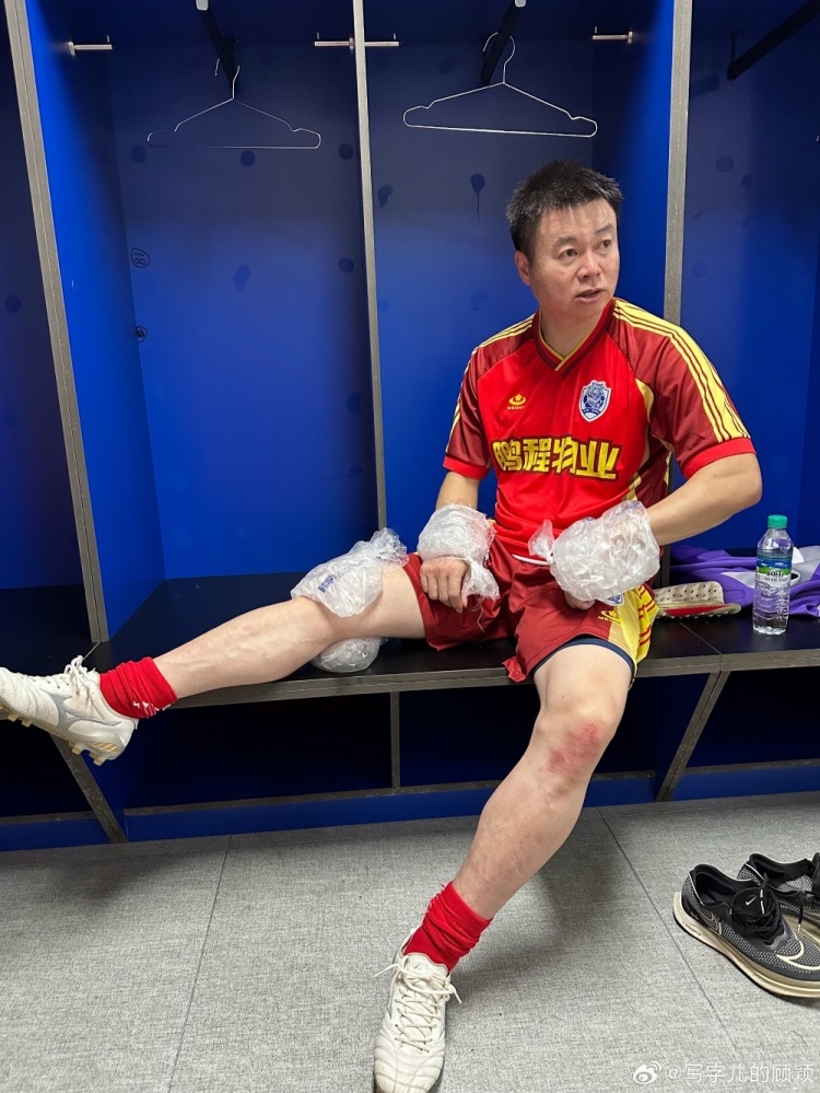 記者：于根偉老甲A比賽被踢傷，膝蓋也花了手腕也腫了