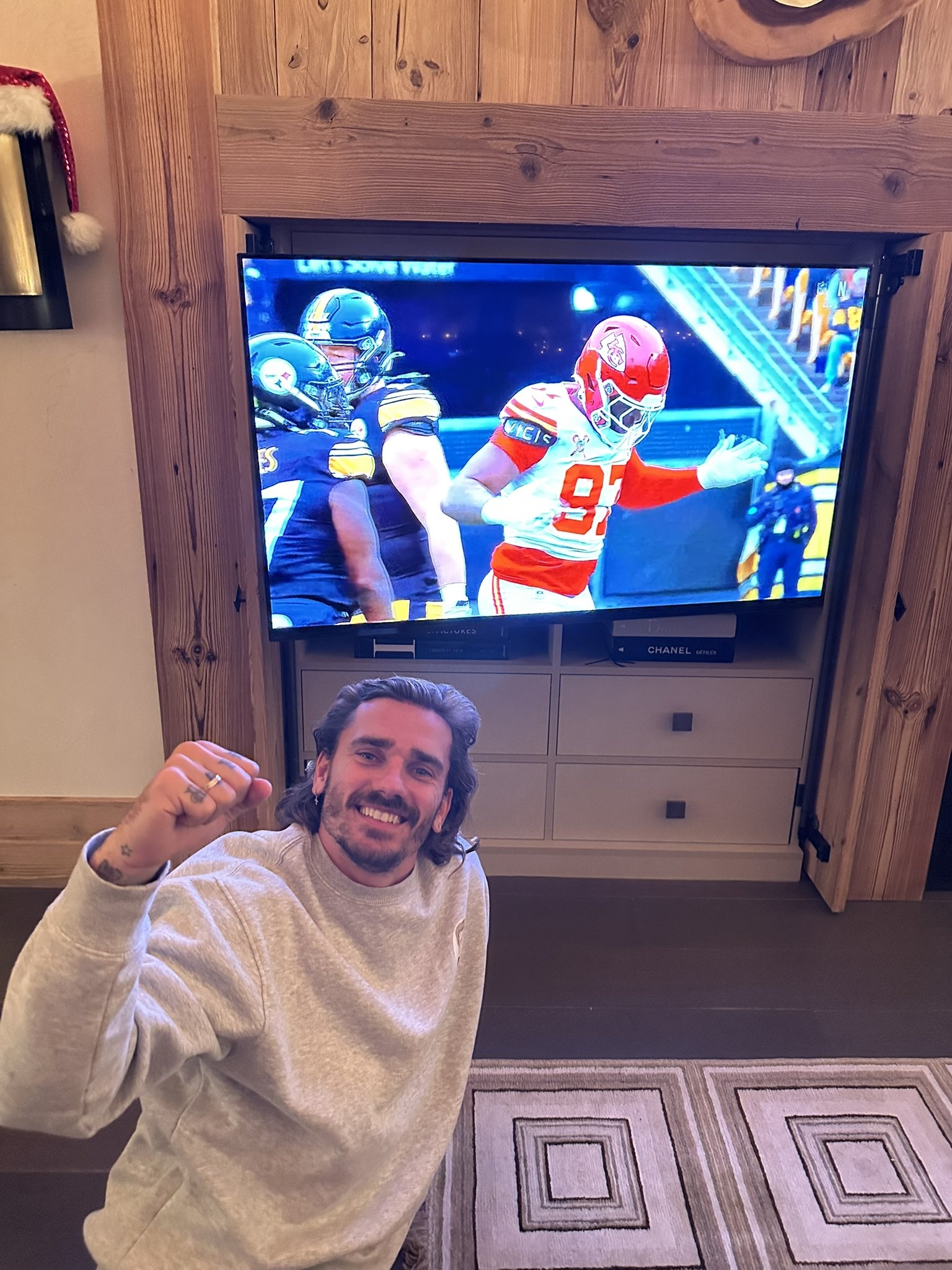 圣誕宅家看橄欖球！格列茲曼社媒曬觀看NFL圣誕大戰(zhàn)的照片